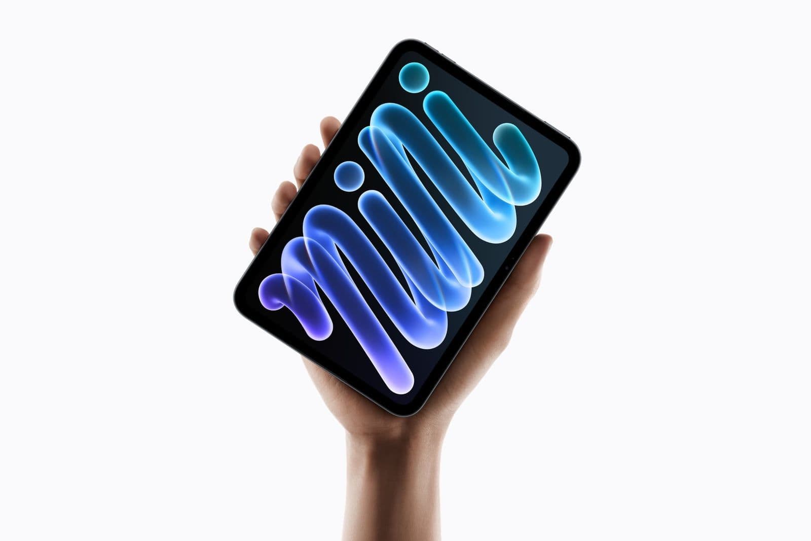 Hand die de compacte iPad mini vasthoudt