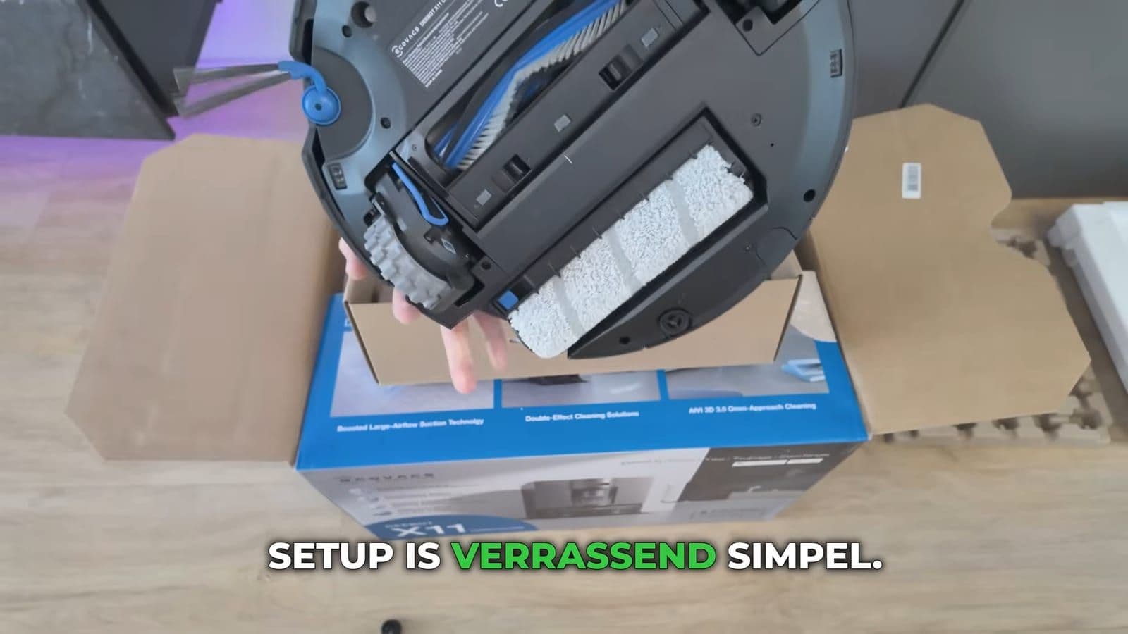 Onderkant van de DEEBOT X11 met de borstel en dweilroller