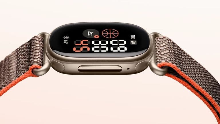 Zijaanzicht van de Fitbit Edge met de aluminium behuizing en een geweven bandje