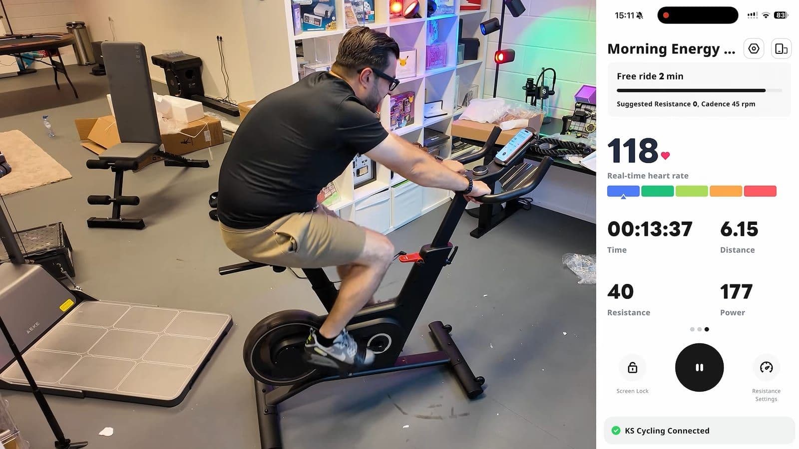 Zino sprint op de spinningfiets terwijl de app weerstand 40 en een hartslag van 118 toont