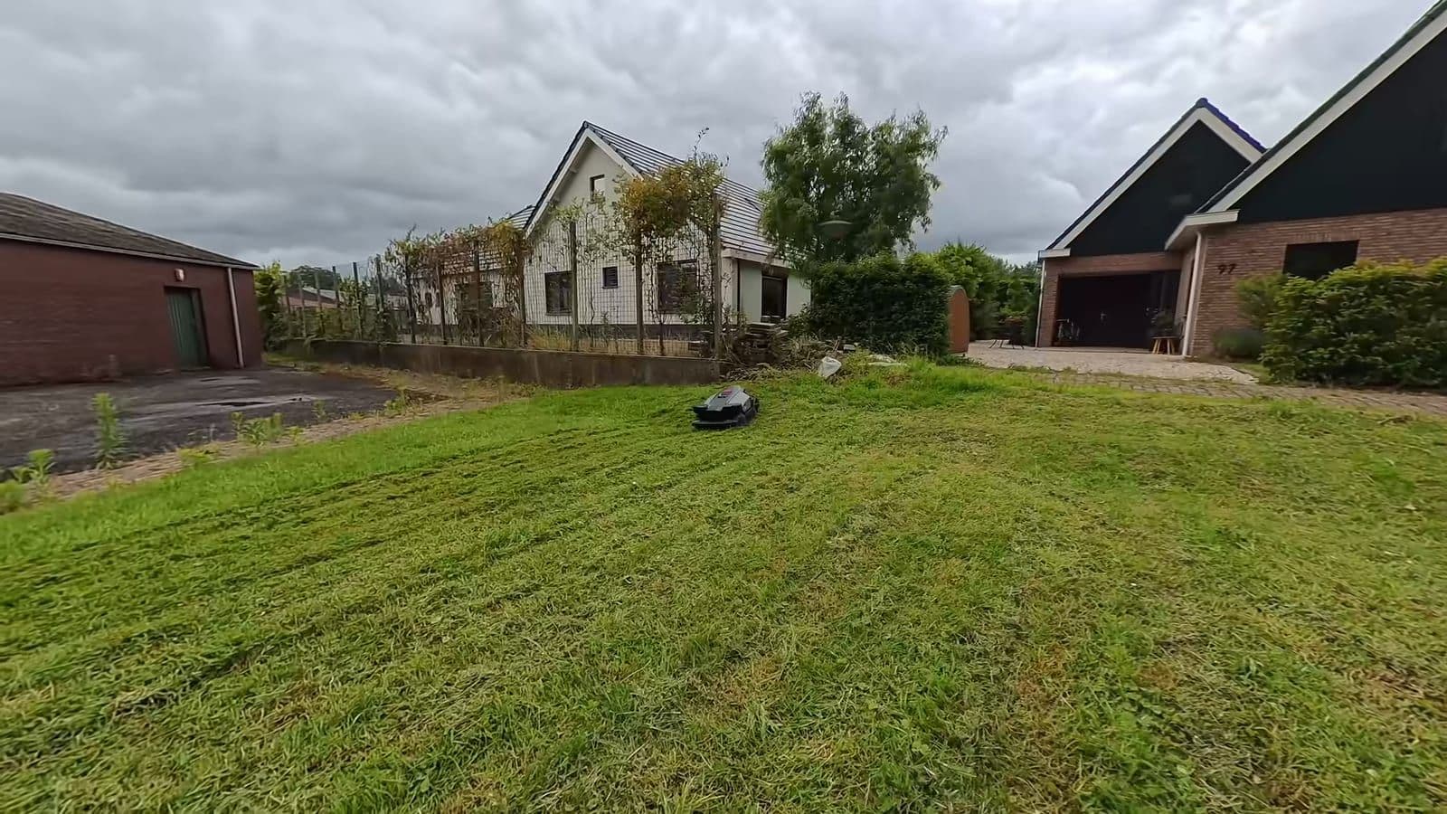 Bovenaanzicht van het gazon met zichtbare maaibanen