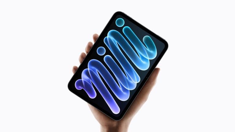 Hand die de compacte iPad mini vasthoudt