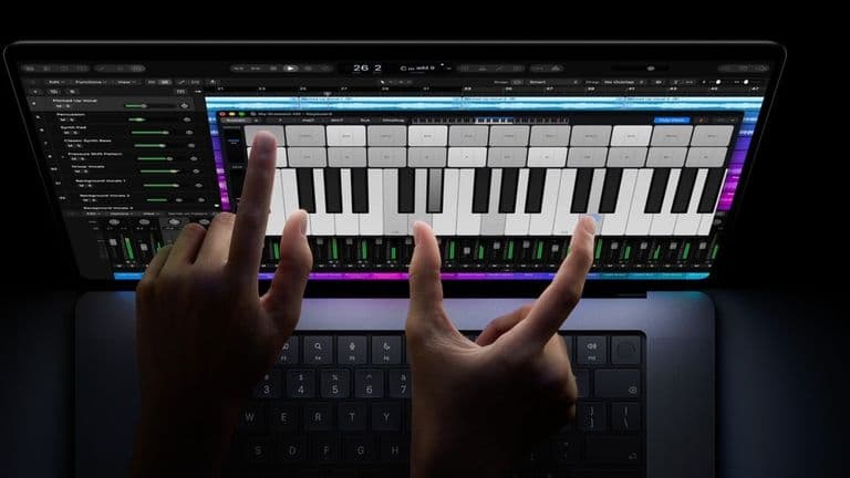 Handen bespelen een virtueel toetsenbord op het scherm van de MacBook Pro