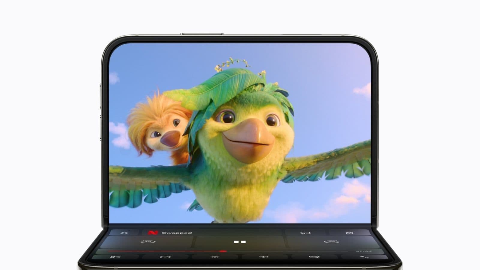 Een half opengeklapte iPhone Duo op een tafelblad waarop een animatieserie via Netflix afspeelt