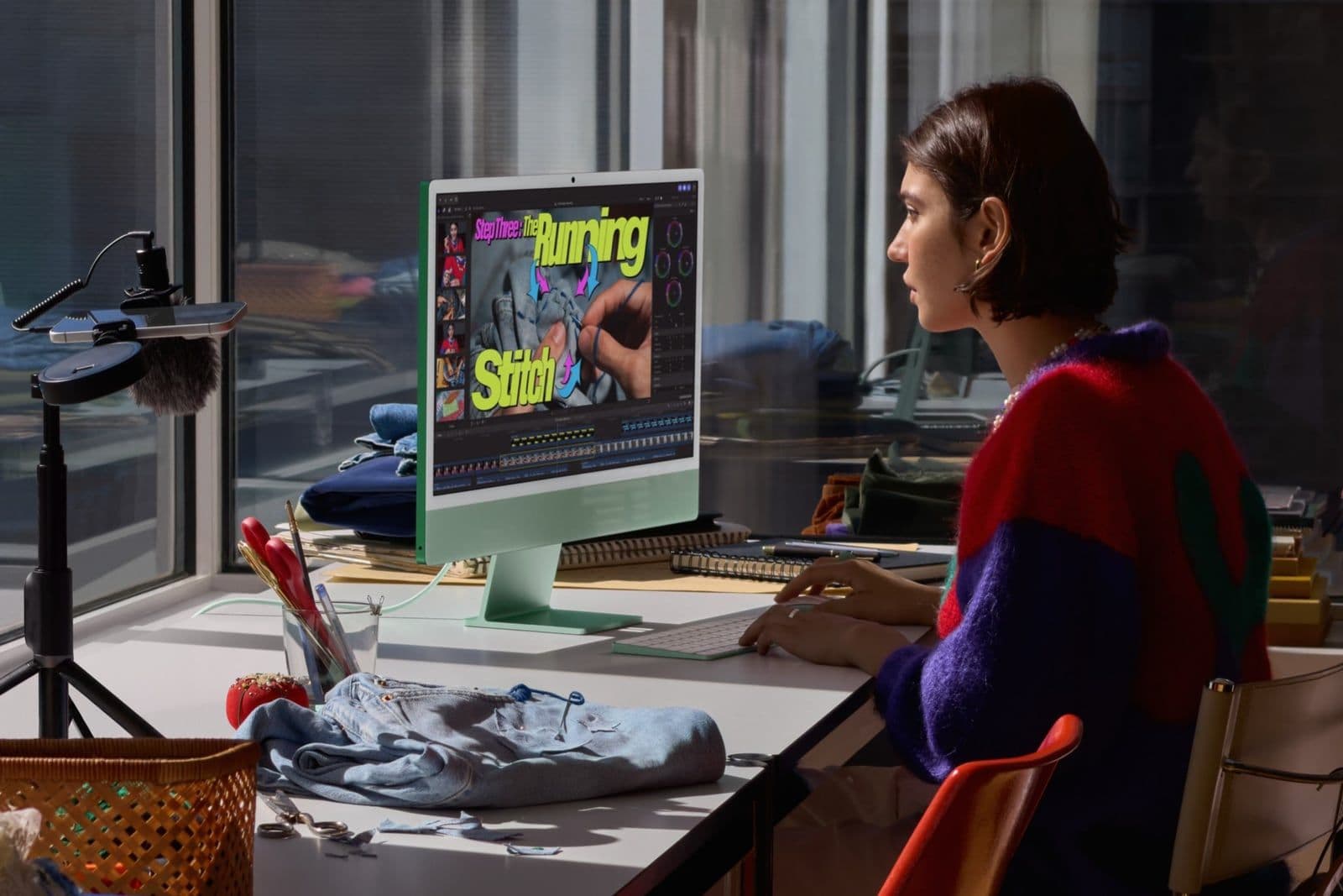 Vrouw bewerkt een video op een groene 24-inch iMac