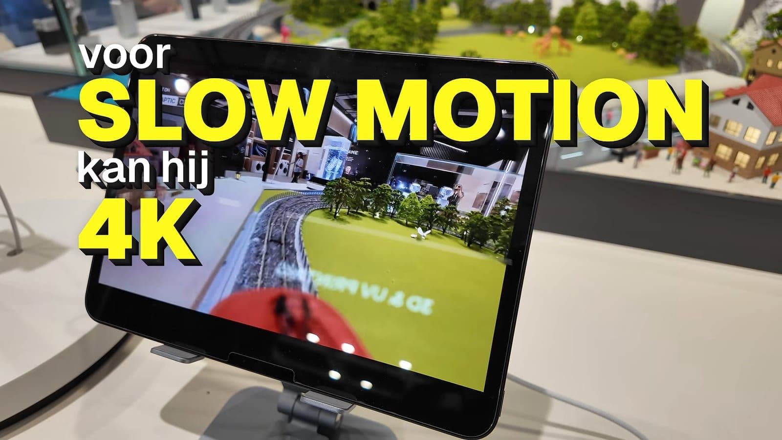 Tablet op een standaard met livebeeld van een modeltreinbaan en de tekst voor slow motion kan hij 4K