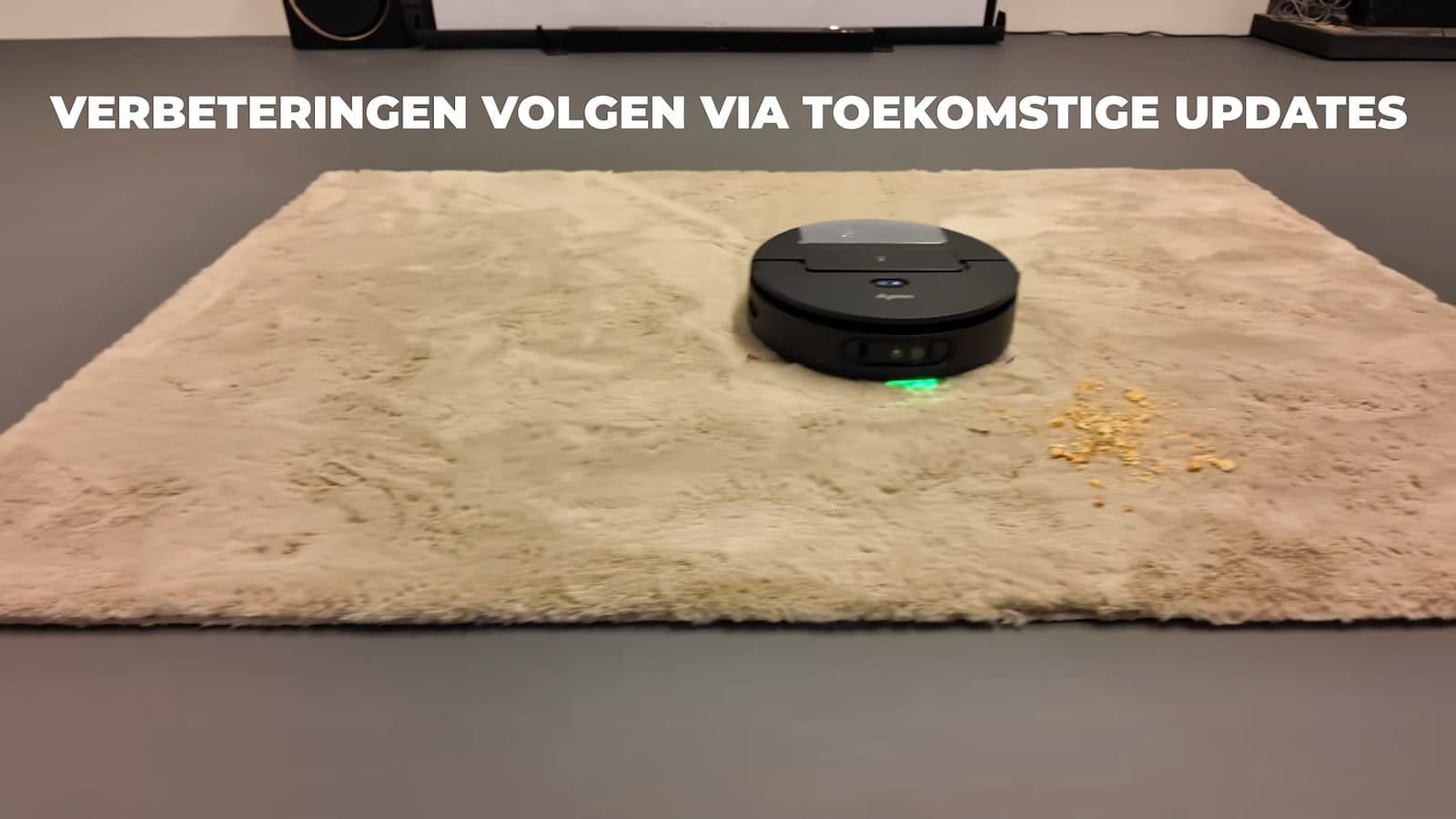De robot rijdt op een hoogpolig beige vloerkleed met etensresten