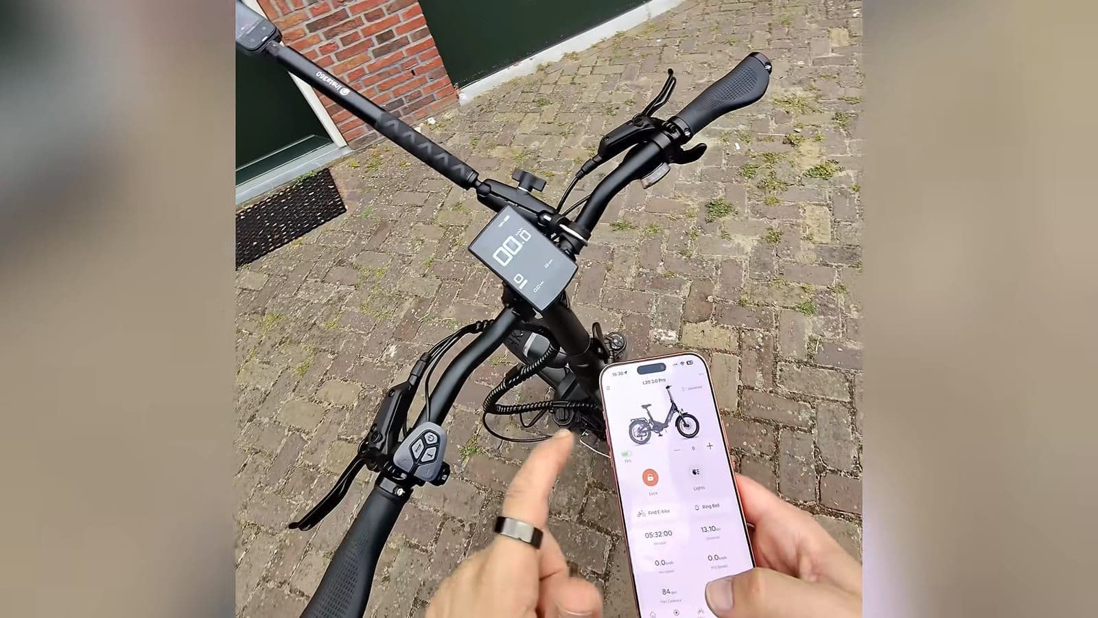 Zino toont het vergrendelscherm van de ENGWE app boven het stuur van de fiets