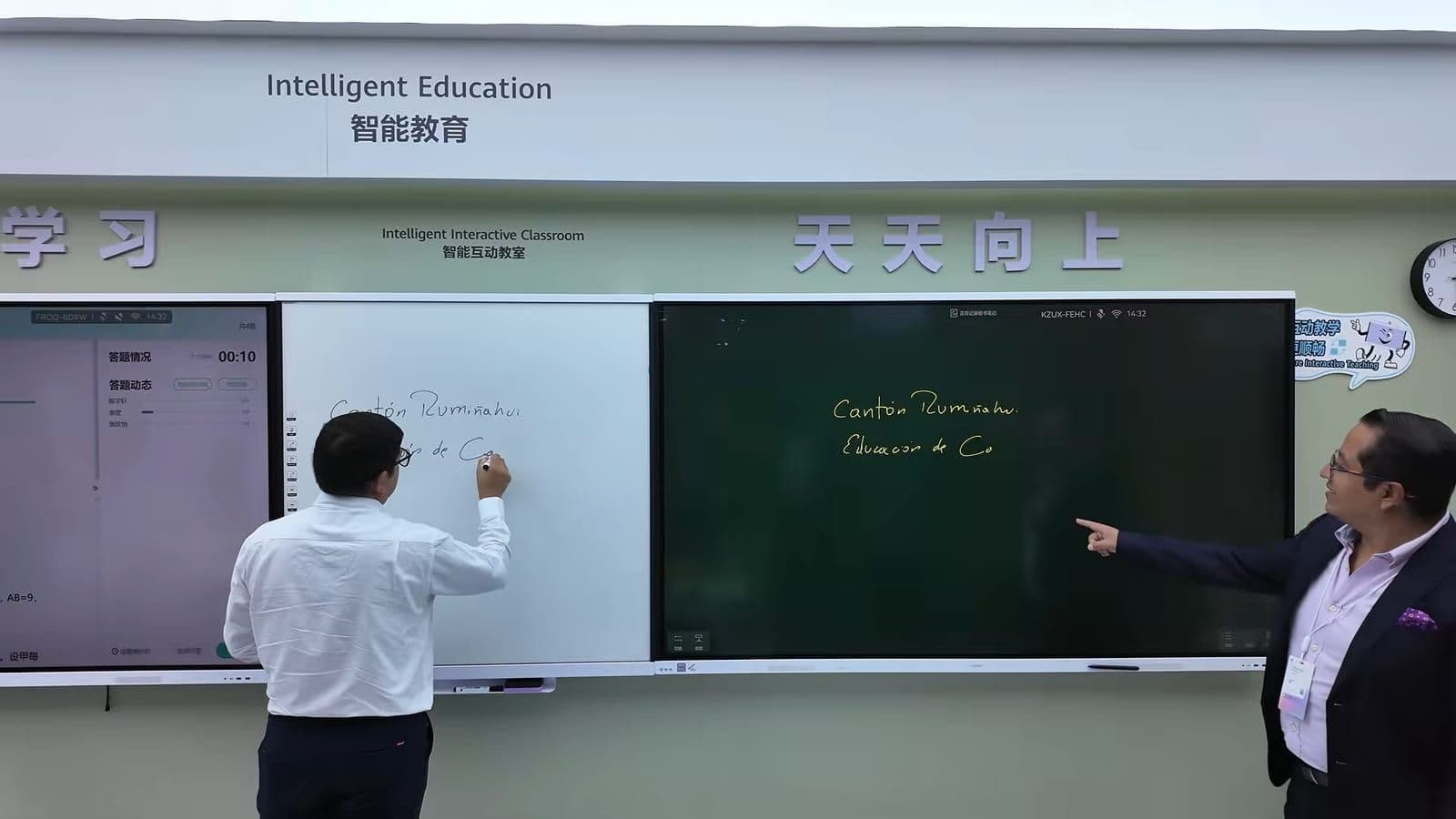 Twee IdeaHub schermen met een whiteboard ertussen in een nagebouwd klaslokaal, een man schrijft met stift terwijl de tekst op het groene scherm ernaast verschijnt