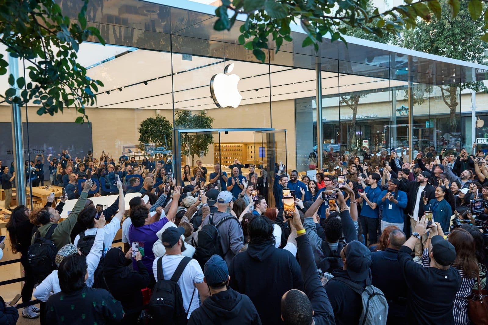 Een menigte wachtende klanten voor Apple Domain NORTHSIDE in Austin met Apple-directieleden
