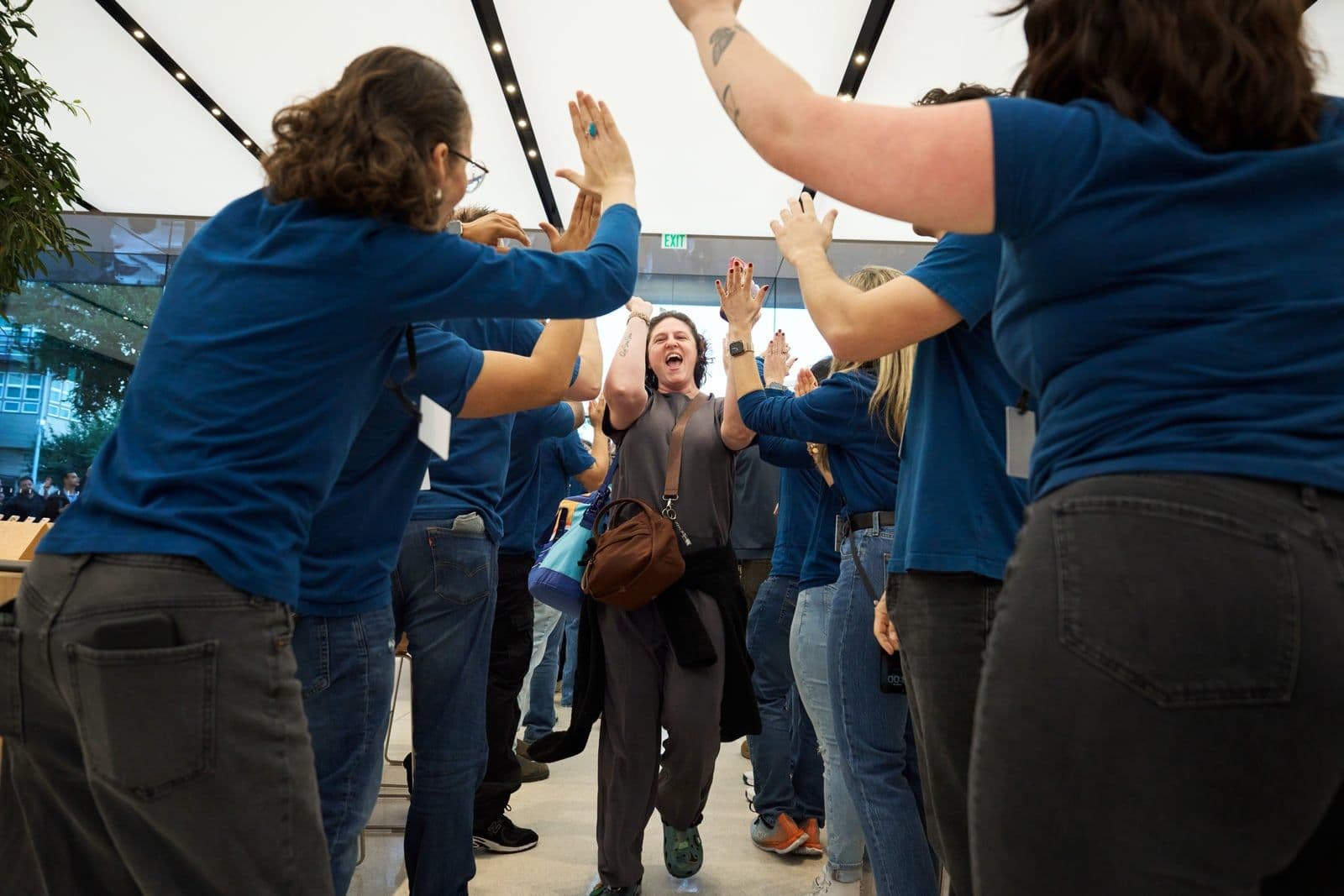 Medewerkers van Apple geven high fives aan de eerste klant die binnenkomt
