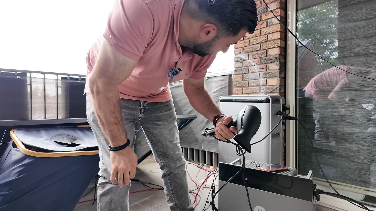 Zino test de noodstroompoort met een 2200W haardroger op het balkon