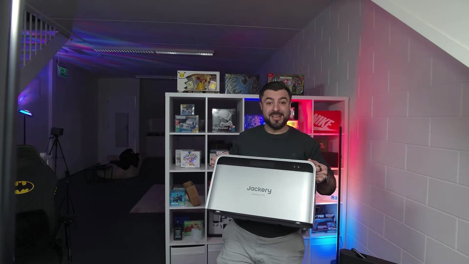 Zino houdt de zilverkleurige hoofdunit van de Jackery SolarVault 3 Pro vast in de studio