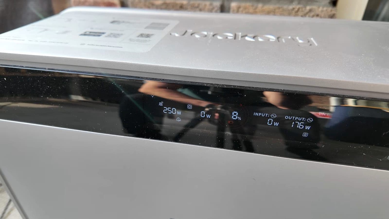Display van de Jackery SolarVault met weergave van 250 watt input en 176 watt output