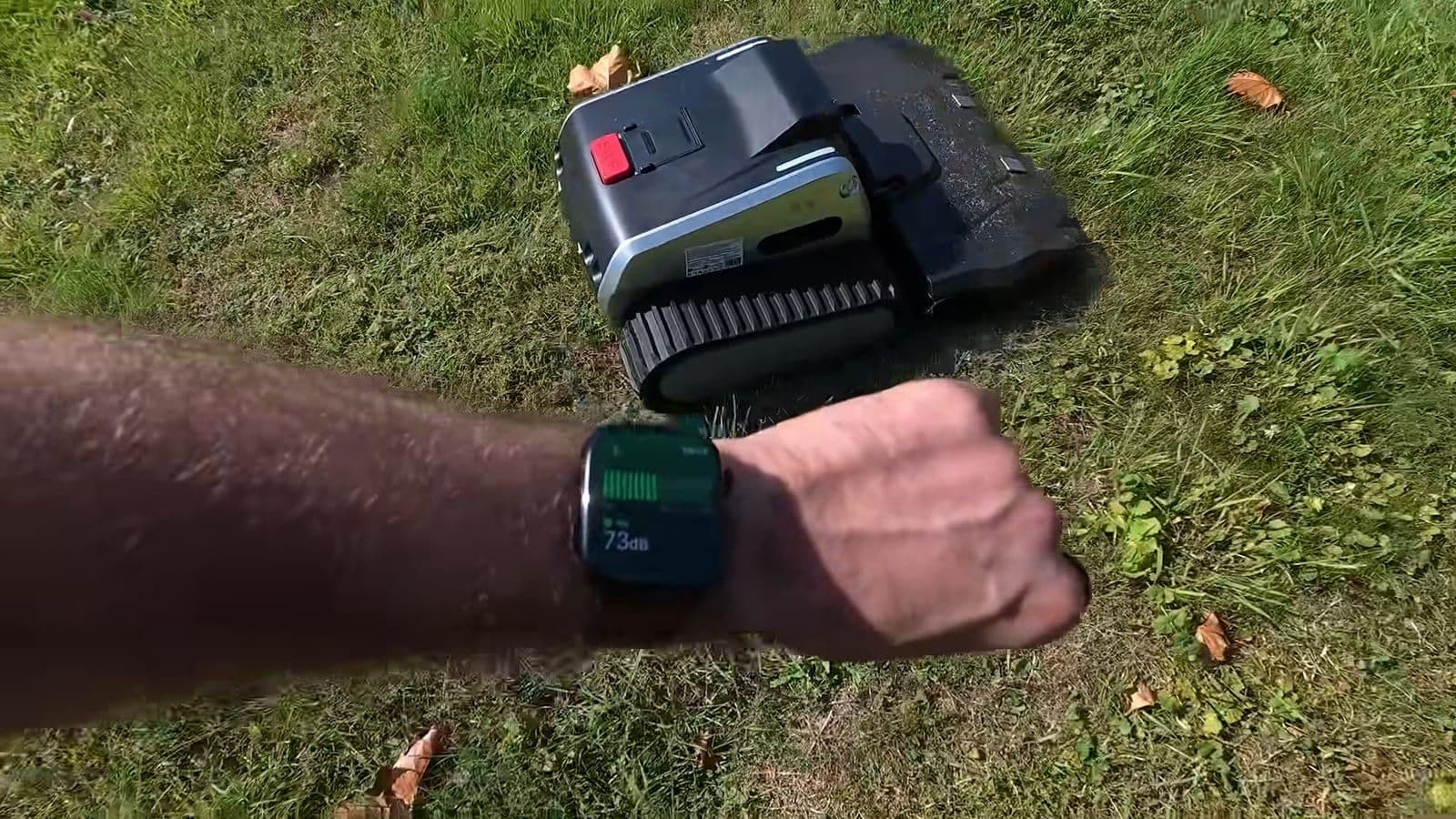 Geluidsmeting op Apple Watch toont 73 dB naast de Lymow robotmaaier