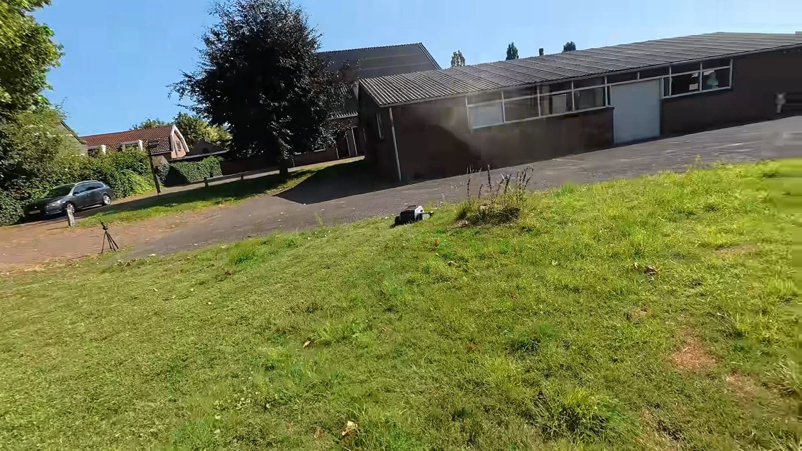 Overzicht van gemaaid gazon met evenwijdige maaibanen