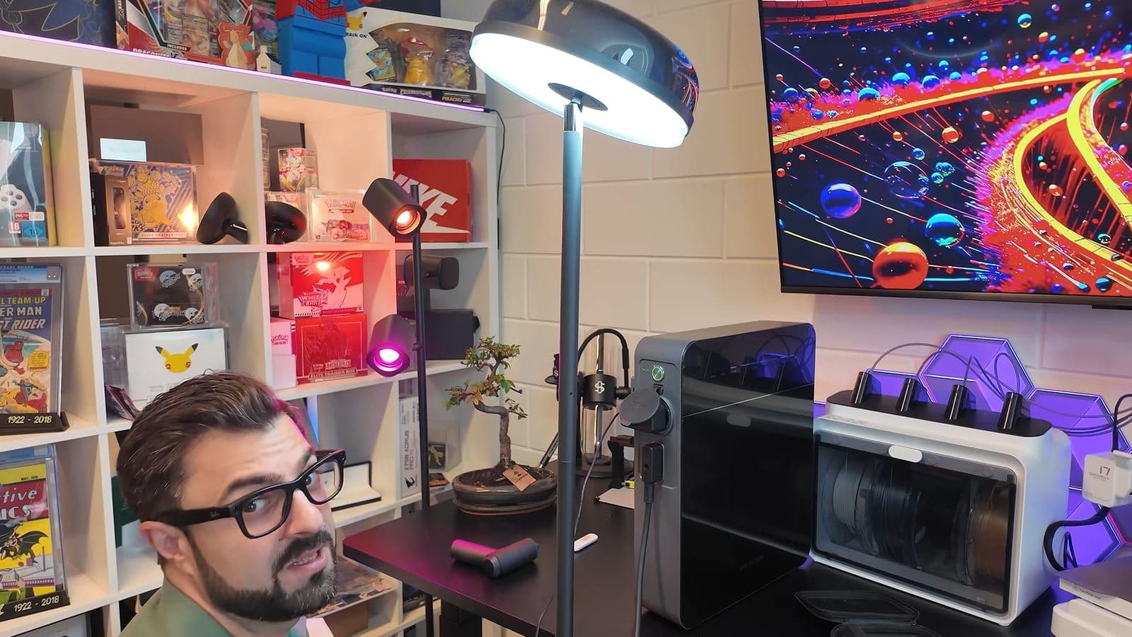 Staande lamp brandt terwijl hij is aangesloten op het zijstopcontact van de Marstek Venus E Mini