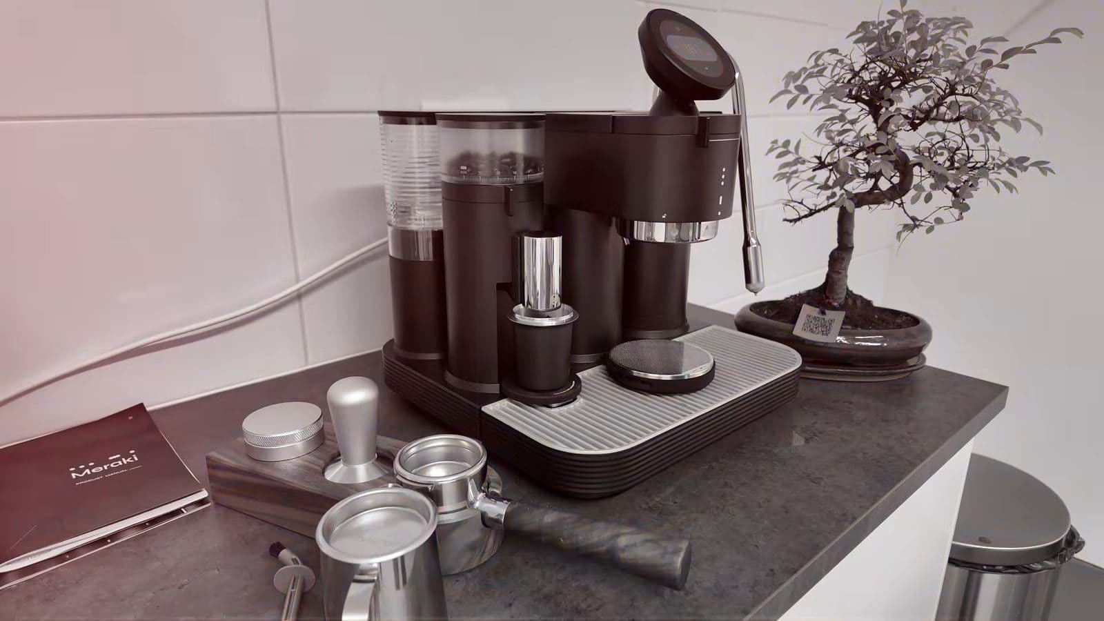 De Meraki Espresso Machine opgesteld op het aanrecht met alle bijbehorende accessoires