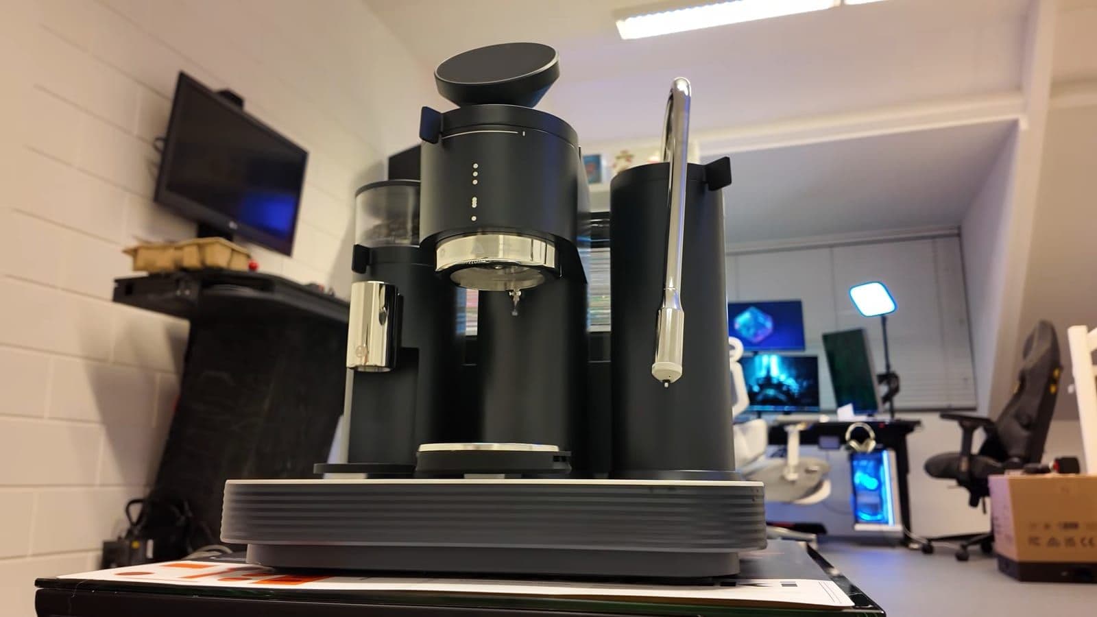 Vooraanzicht van de Meraki espressomachine met het ronde display en de stoompijp