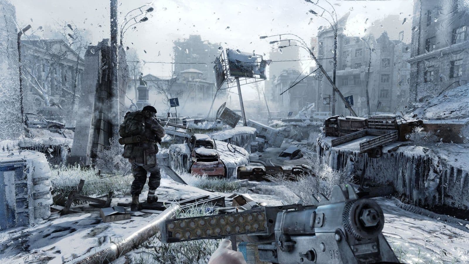 Screenshot van een besneeuwde straat vol wrakken vanuit eerstepersoonsperspectief in Metro Redux