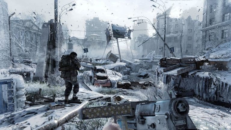 Screenshot van een besneeuwde straat vol wrakken vanuit eerstepersoonsperspectief in Metro Redux