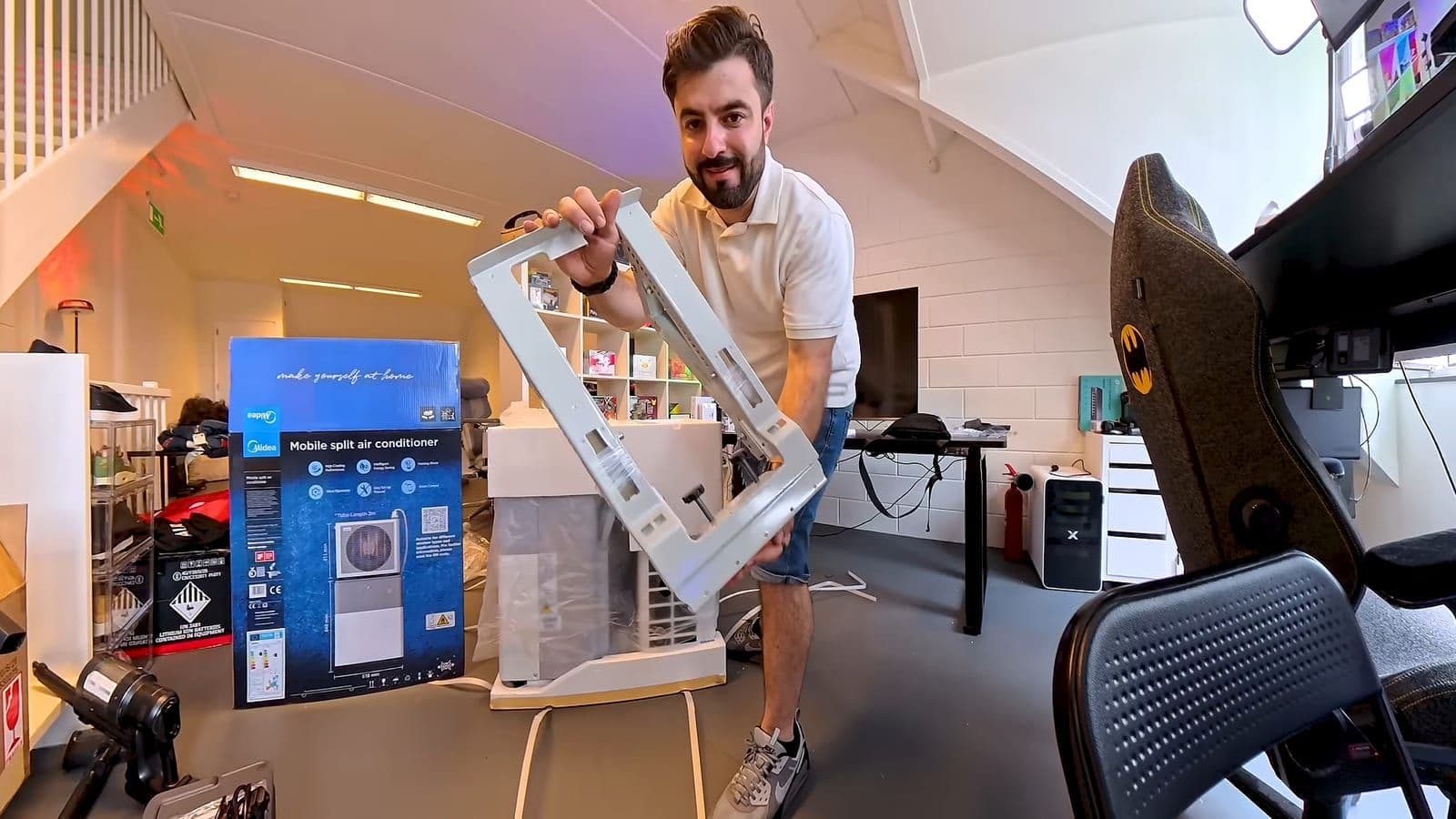 Zino toont het metalen beugelsysteem voor montage op de vensterbank