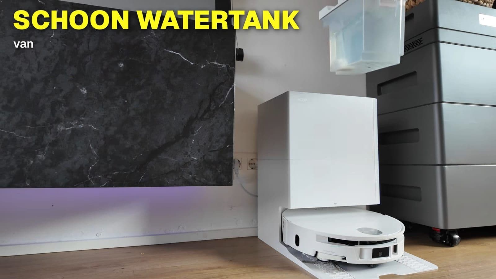 Twee grote watertanks worden bovenop het basisstation geplaatst