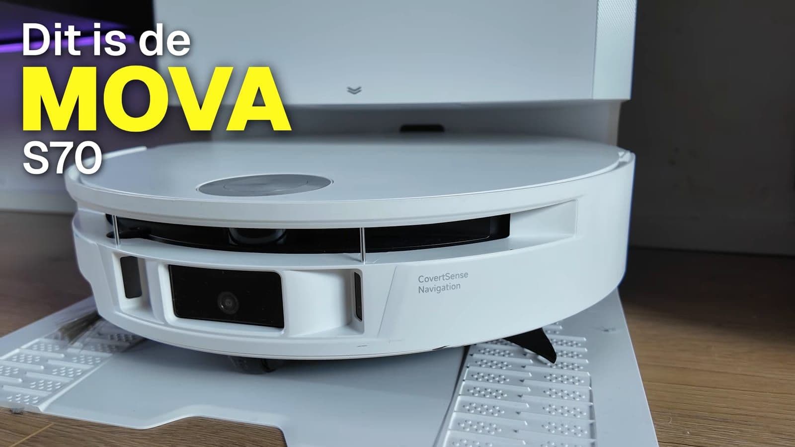 Witte MOVA S70 Roller robotstofzuiger geparkeerd in het basisstation