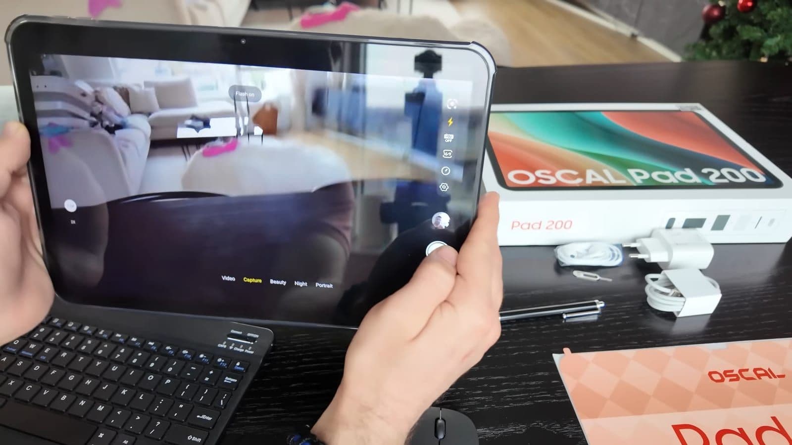 Camera-app geopend op de Pad 200 terwijl de tablet vastgehouden wordt