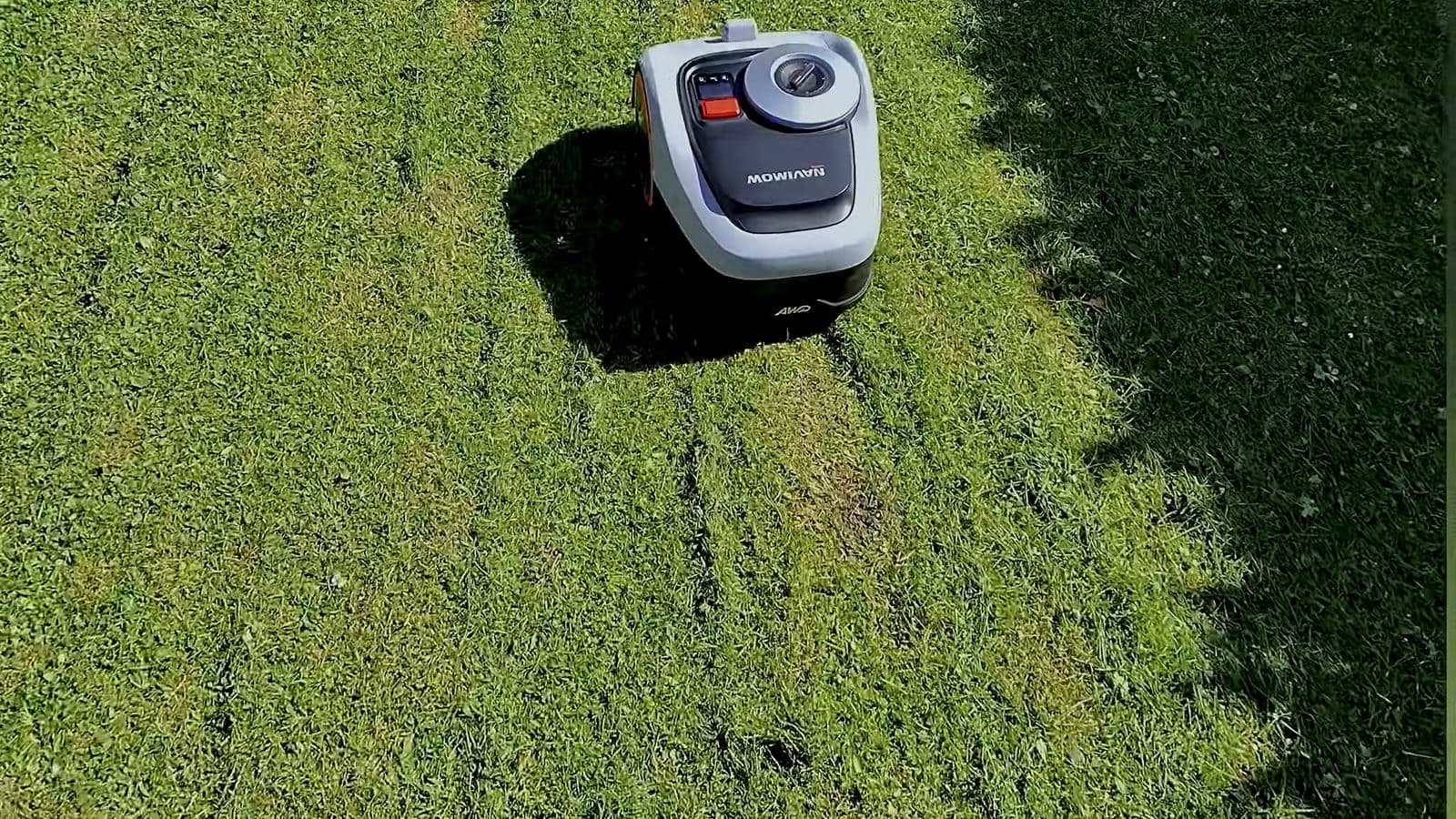 De Navimow i2 AWD trekt rechte banen over het groene gazon