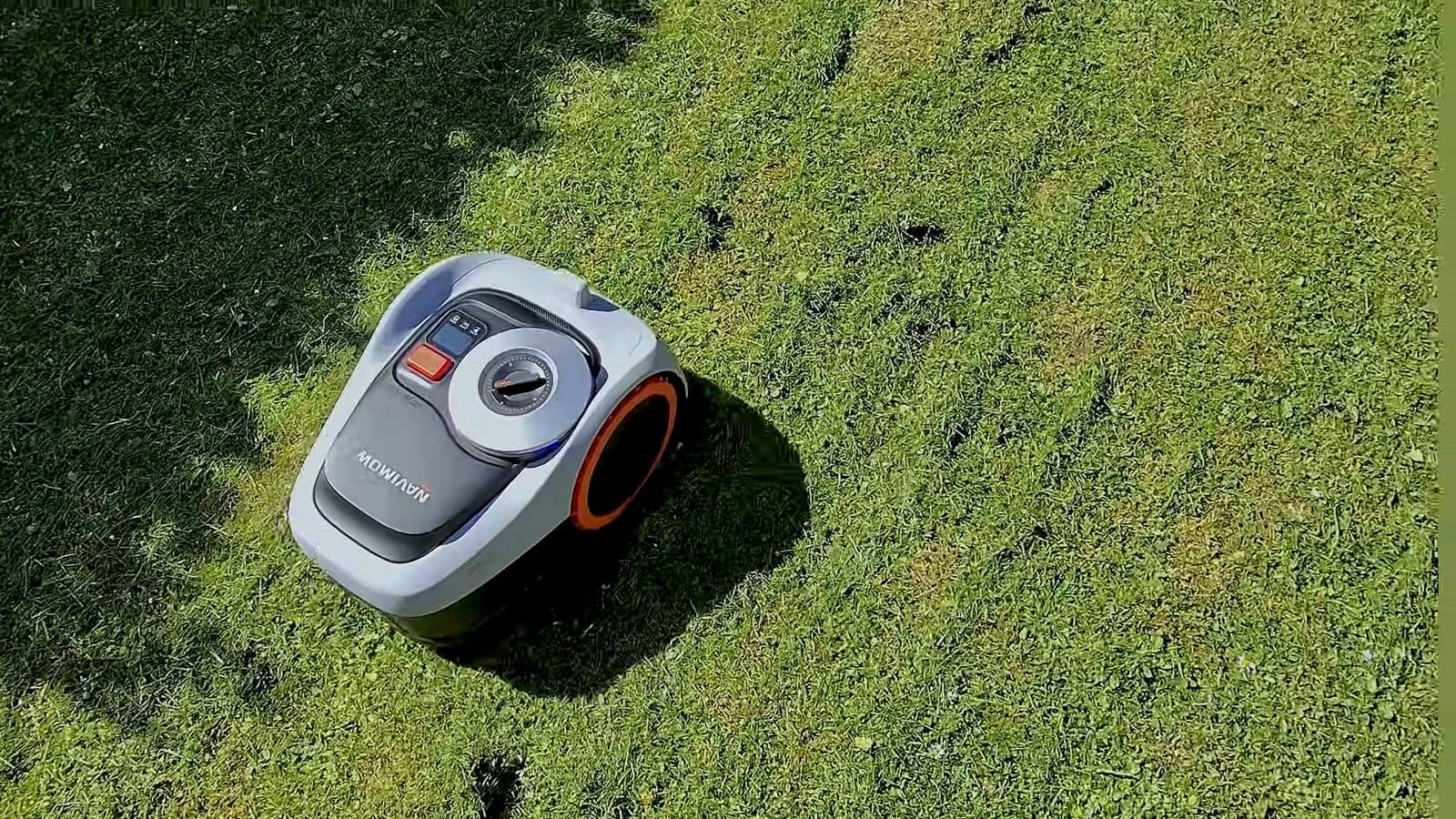 Top-down beeld van de maaiende robot terwijl hij rustig draait op het gras