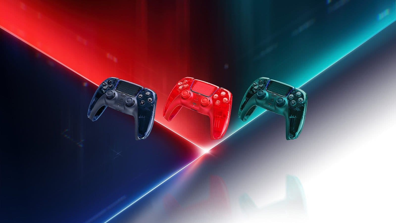 Drie transparante PlayStation 5 DualSense controllers in het grijs, oranje en groen