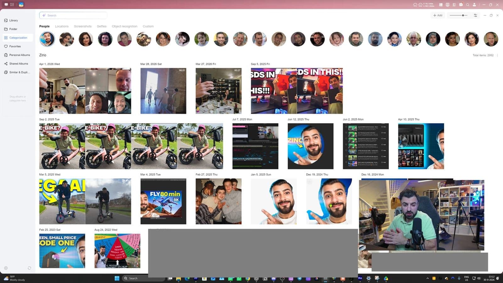 UGREEN Photos met een rij herkende gezichten bovenaan en daaronder foto's gesorteerd op datum