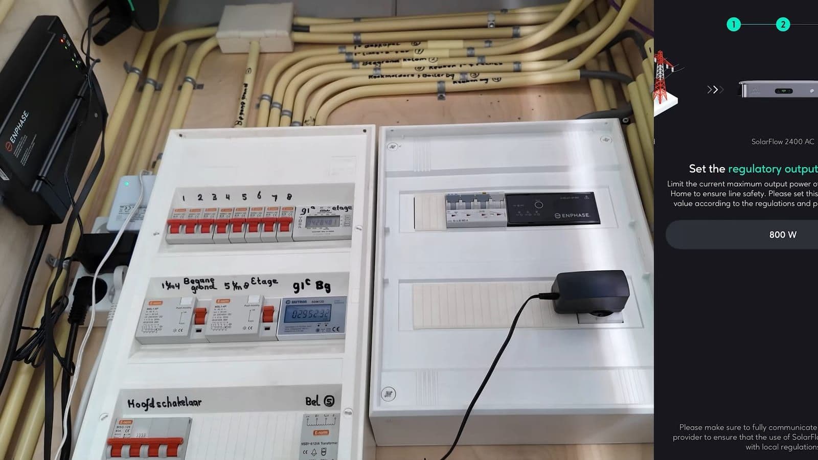 Nederlandse groepenkast naast de Zendure app met de 800W vermogenslimiet